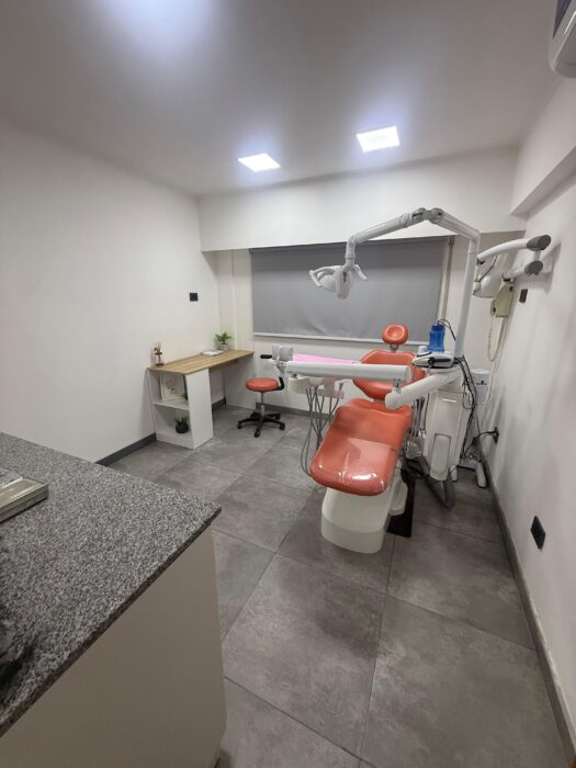 Sala de espera confortable en Aire Consultorios